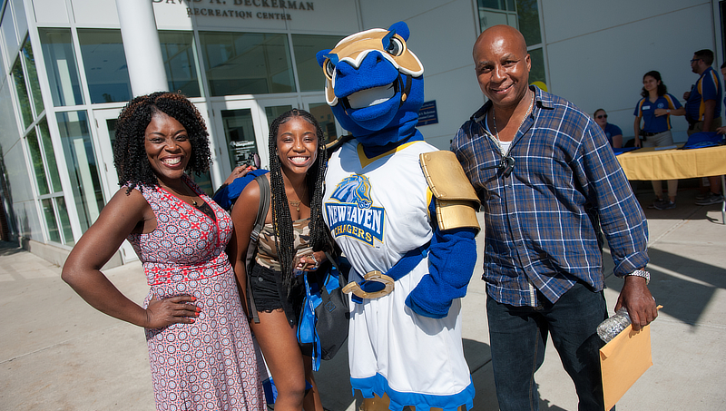 Image of a student and her family visiting campus