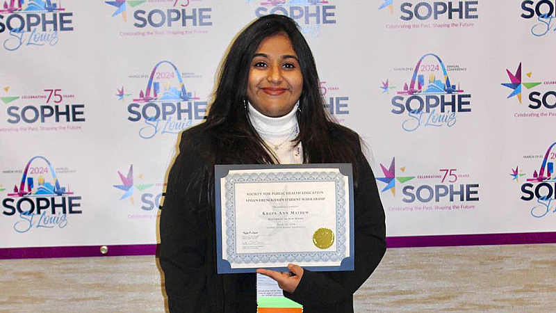 Krupa Ann Mathew ’24 MPH with award.