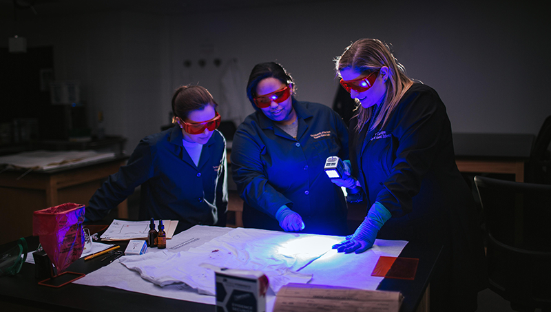 Dr. Claire Glynn (right) in the lab with students.