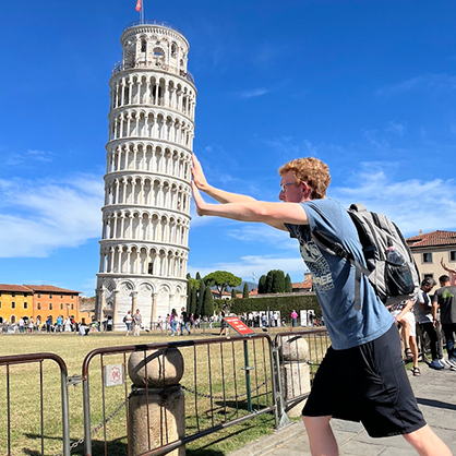 Nyle Hopping ’26 poses in front of the Leaning Tower of Pisa.