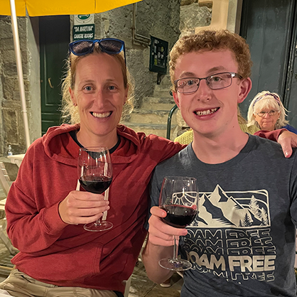 Nyle Hopping ’26 and Jody Higgins enjoy dinner and wine in Vernazza after a hike. 