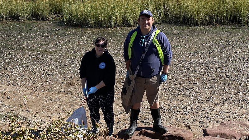 Jennifer Vela ’23 and Sam Walls ’23, marine biology majors, at the cleanup event.
