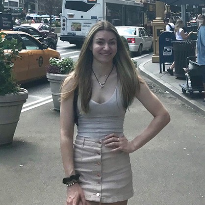 Anna DiNino ’23 in front of the Flatiron Building in New York City.