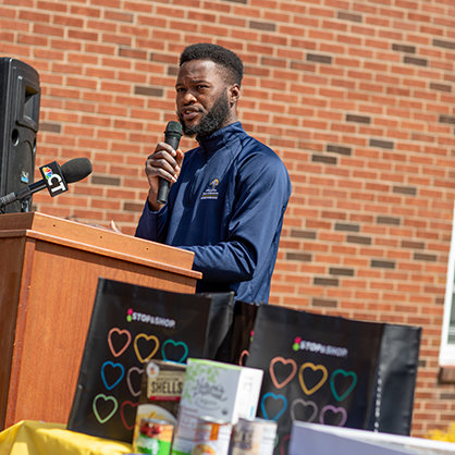 Adedayo Adekola ’24 MPH speaks as part of the Campus Pantry 5-year anniversary celebration. 