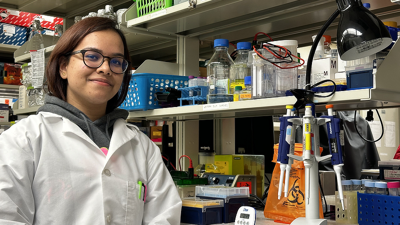 Jasmine Jathan ’24 M.S. in the laboratory.