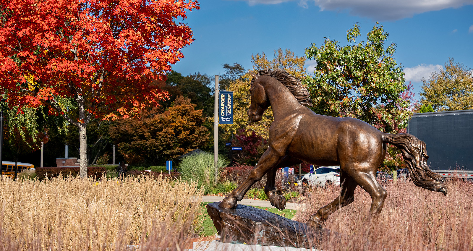 Charger statue