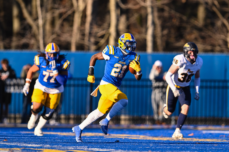 �鶹AVs football team during game