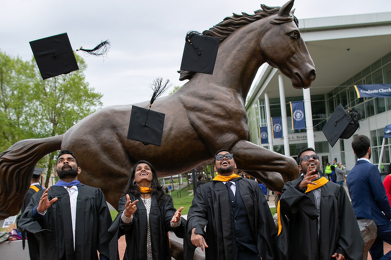 Graduates at �鶹AV statue